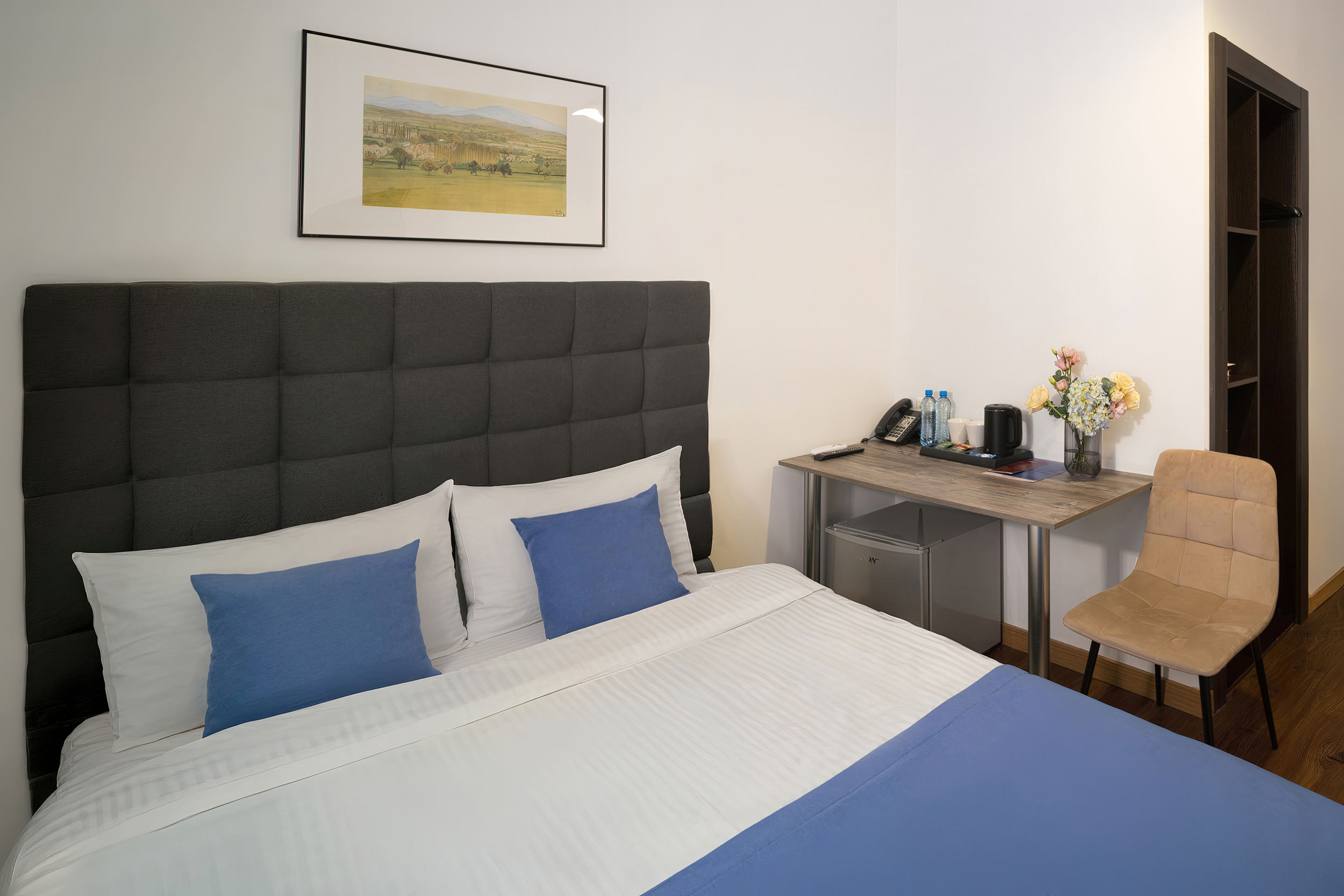 Функциональный интерьер: стол и освещение Рабочая зона в гостиничном номере. Фото для отеля, Москва