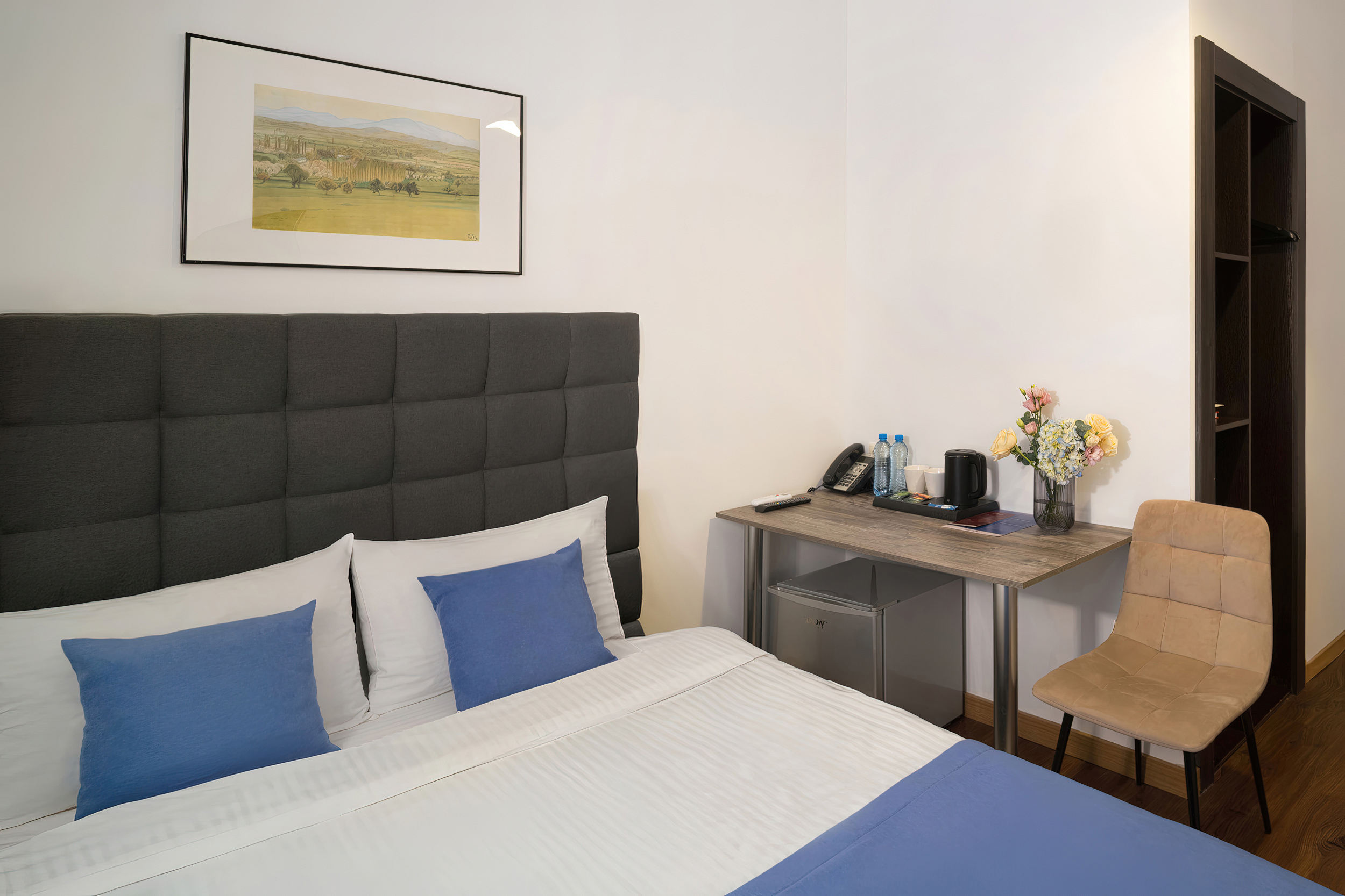 Детали: сантехника и освещение в интерьере ванной Ванная комната в премиальном отеле. Съемка Кирилла Толль