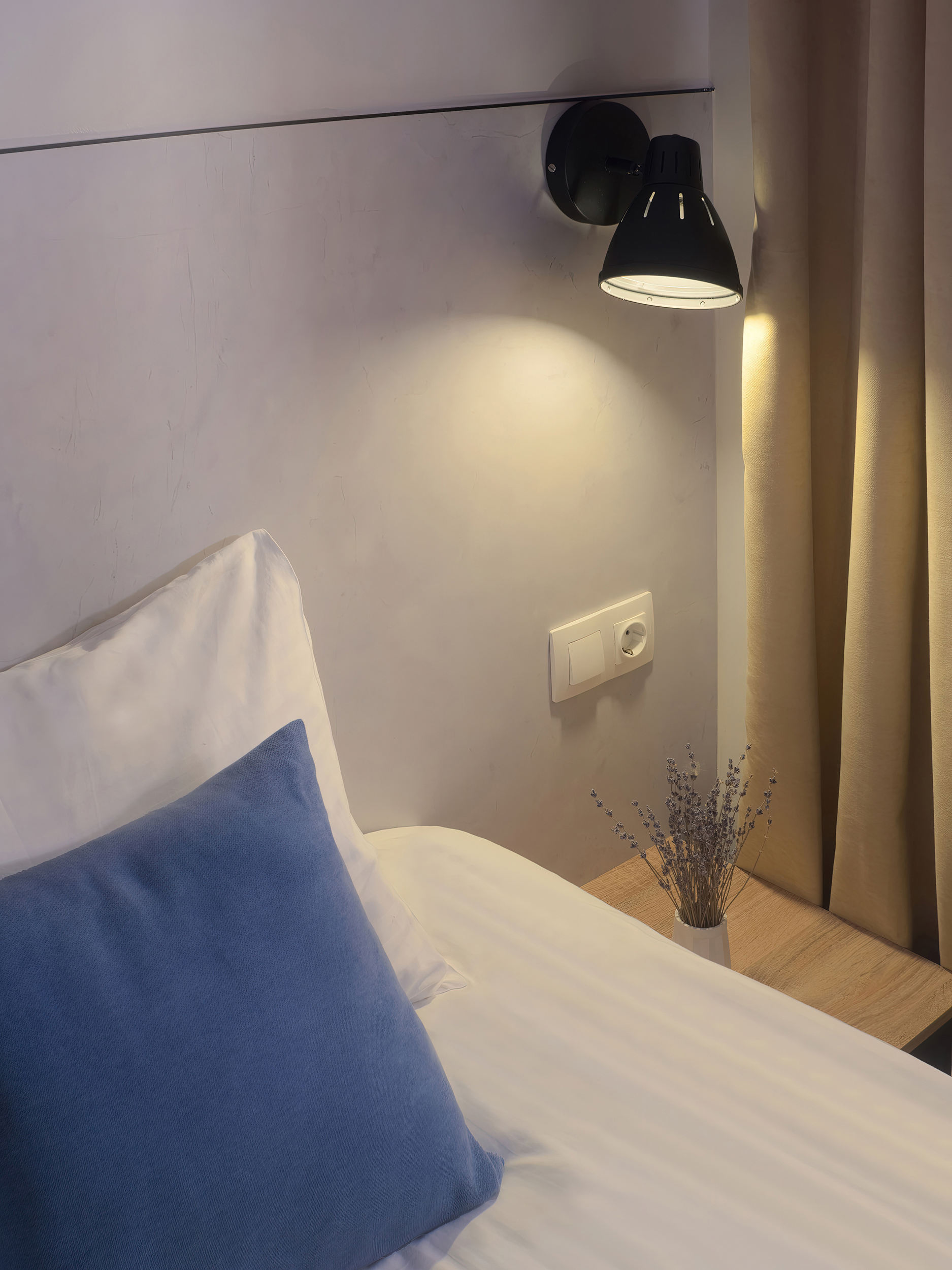 Демонстрация высоты помещения через вертикальный ракурс Вертикальный кадр с акцентом на высокие потолки отеля. Фотограф Кирилл Толль