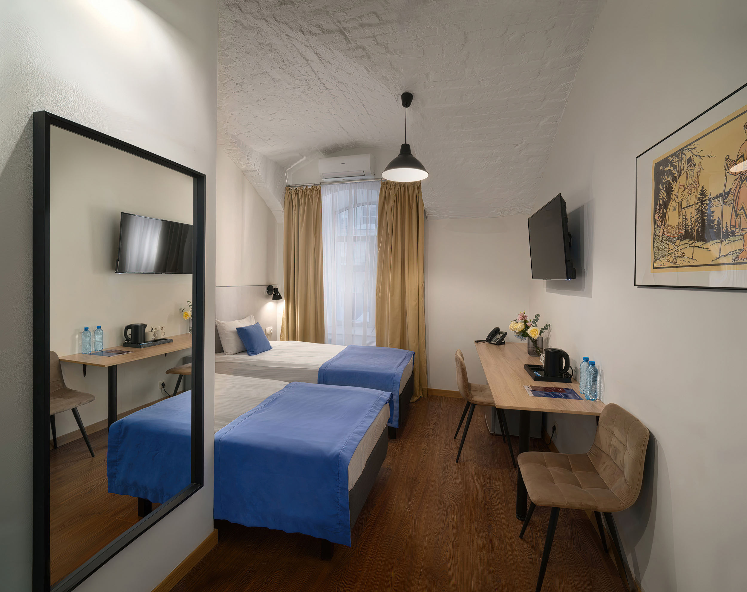 Гибридное освещение: естественный свет + осветительный прибор Смешение утреннего и вечернего света в интерьере отеля. Съемка Кирилла Толль