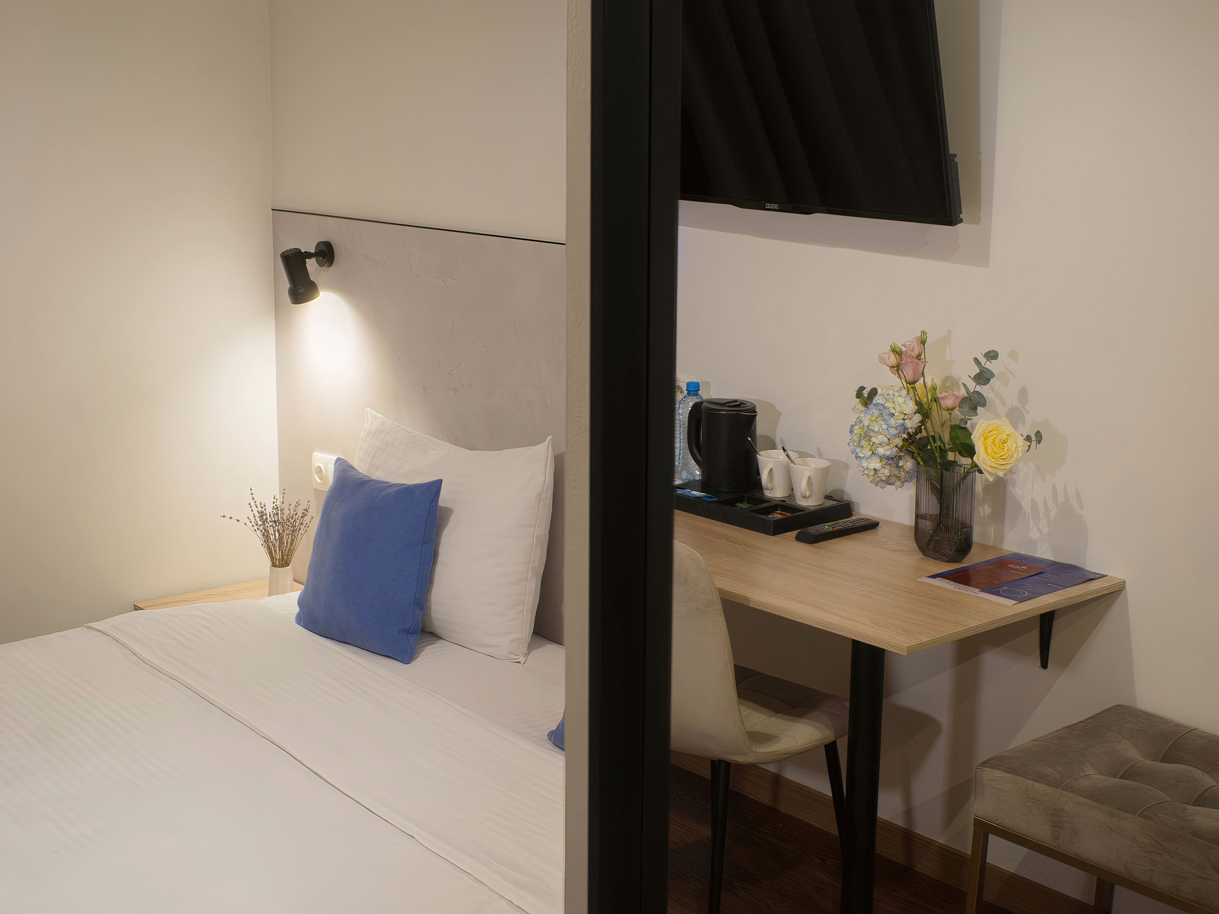 Детальная съемка: декор и сервировка Предметная композиция в интерьере отеля. Москва