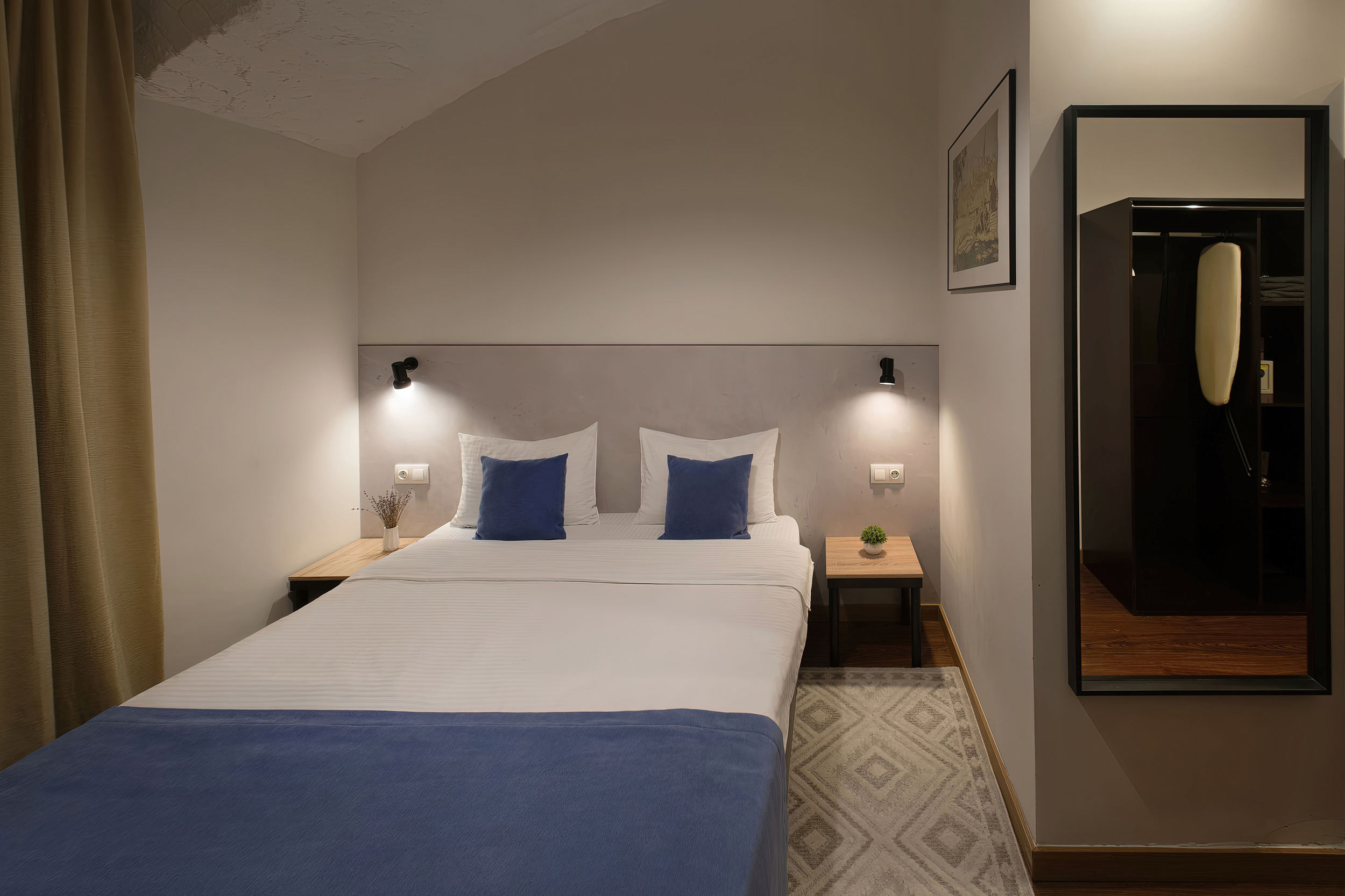 Кирпичная кладка и исторические элементы в современном номере Деталь интерьера гостиницы: текстуры и фактуры. Москва, Кирилл Толль