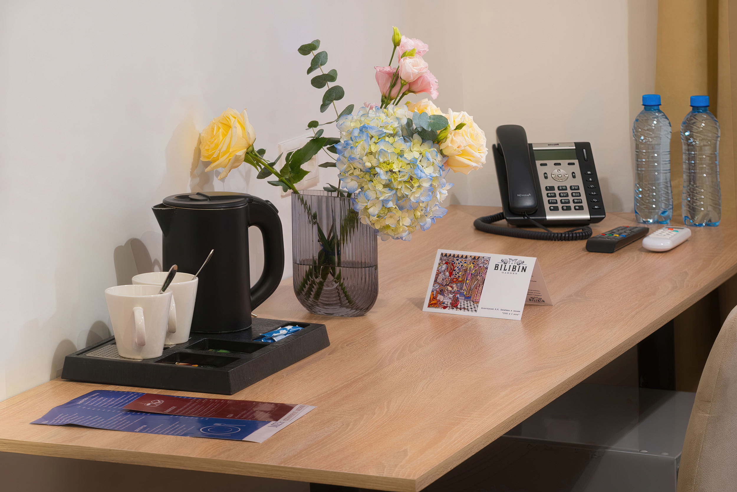 Целостный образ: как выглядит номер полностью Общий план номера отеля в историческом центре. Интерьерная съемка