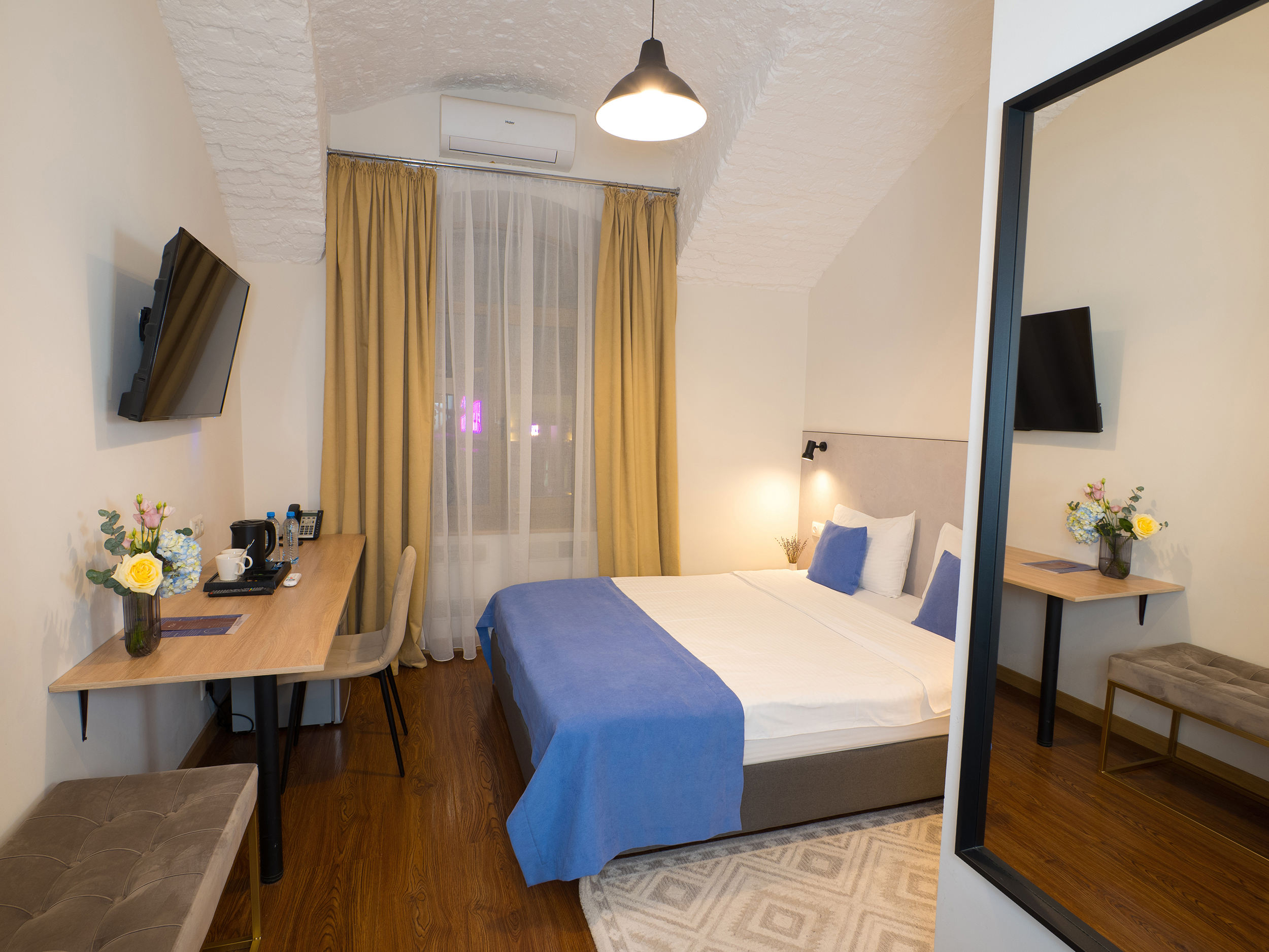 Технический кадр: настройка света на площадке RAW-кадр съемки отеля в Москве. Интерьерный фотограф