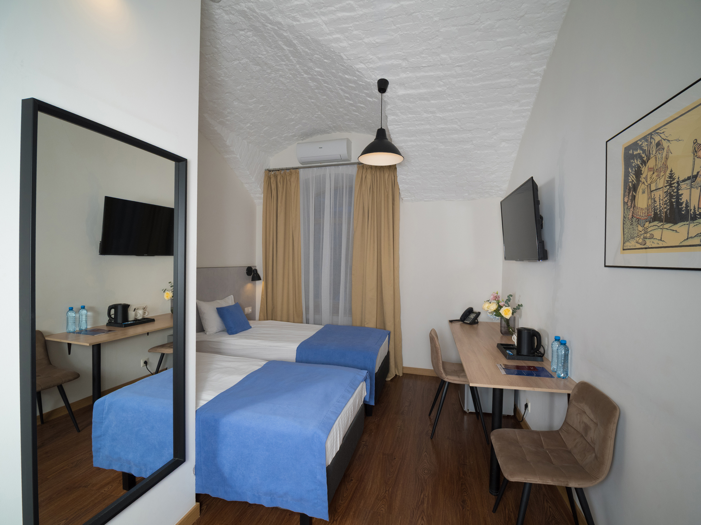 Исходный материал: работа со светом без обработки Необработанный кадр интерьера гостиницы. Кирилл Толль