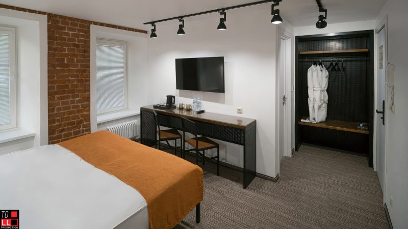 Интерьер гостиничного номера с закрытыми окнами, съемка при искусственном свете