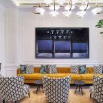 Элегантная гостиная зона с бархатным диваном и художественным освещением