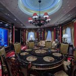 Уютный уголок для отдыха с креслами и естественным светом