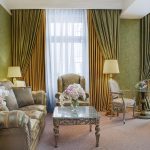 Гостиная в классическом стиле с камином и паркетным полом