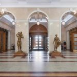 Холл отеля с мягкими диванами и деревянной отделкой