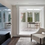 Зона отдыха в гостинице. Пространство организовано с учетом требований современного туриста