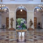 Светлая гостиная с панорамными окнами и современным диваном