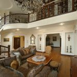 Гостиная зона с телевизором и компактной зоной для завтрака