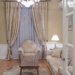 Ванная комната с душевой кабиной и современной сантехникой