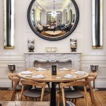 Гардеробная зона со встроенными шкафами и зеркалом