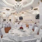 Оформление ресторана с индивидуальными столиками и мягким светом