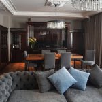 Гостиная с телевизором и компактной обеденной зоной