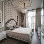 Спальная зона с двуспальной кроватью и торшерами