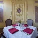 Просторный ресторан с панорамными окнами