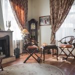 Камин в гостиной с современным порталом