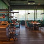 Ресторан с барной стойкой и столиками