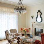 Спальня с двуспальной кроватью и декоративным изголовьем