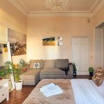 Спальня с двуспальной кроватью и прикроватными тумбочками