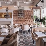 Просторный ресторан с высокими потолками и колоннами