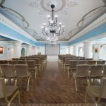 Гостиная с панорамными окнами и видом на город