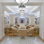  Центральное лобби гостиницы. Архитектурный ансамбль демонстрирует единство функциональности и эстетики