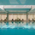 Гостиная в классическом стиле с камином и паркетным полом