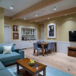 Современная гостиная с диваном и кофейным столиком