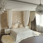 Спальня с двуспальной кроватью и элегантным текстилем