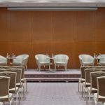 Спальня в отеле с двуспальной кроватью и элегантным текстилем