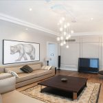 Гостиная зона номера с современной мебелью и панорамным остеклением