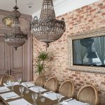 Современная гостиная в нейтральных тонах с контрастными акцентами