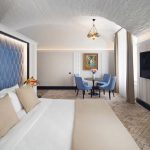 Фотосъемка гостиничных номеров с акцентом на спальную зону: демонстрация комфорта и простора. Услуги профессионального фотографа Кирилла Толля включают создание панорамных видов помещений.