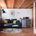 Профессиональная фотография двухуровневого номера: гостиная зона. Фотограф Кирилл Толль искусно передает уют и простор современного гостиничного интерьера. Ищете качественные услуги фотосъемки для вашего отеля?