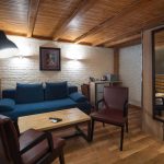 Еще один ракурс двухуровневого номера, демонстрирующий его функциональность. Фотограф Кирилл Толль профессионально передает атмосферу комфорта и продуманность планировки. Съемка интерьеров для повышения конверсии.