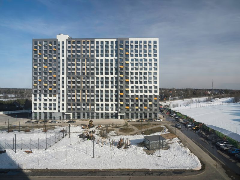 Вид сверху на ЖК Новый Зеленоград с соседнего здания. Масштаб застройки и благоустройство.