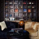 Уютный уголок в большом номере отеля: профессиональная фотография, подчеркивающая комфорт и приватность. Работа Кирилла Толль показывает, как с помощью света и композиции можно рассказать историю места. Готовы создать свою?