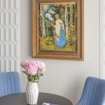 Профессиональная съемка обеденной зоны в отеле: четыре стула вокруг стола. Фотограф Кирилл Толль создает изображения, которые демонстрируют функциональность и эстетику гостиничных интерьеров.