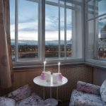 Гостиная зона с панорамным окном в отеле в центре Москвы | Фото Кирилла Толль