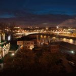 Спальная зона с панорамным окном и видом на ночной город | Фото Кирилла Толль