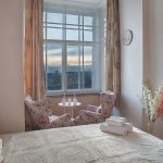 Рабочее место с видом на город в гостевых апартаментах | Интерьеры Кирилла Толль