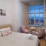 Ванная комната с естественным светом в отеле в сталинском доме | Кирилл Толль