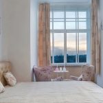 Вечерняя атмосфера в номере домашнего отеля с видом на Москву | Кирилл Толль