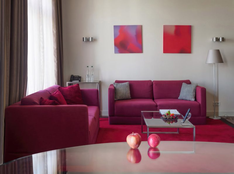 Гостиная комната в номере отеля: профессиональная фотосъемка интерьера от Кирилла Толль. Как создать привлекательное пространство на снимках? Мы используем композиционные приемы для демонстрации комфорта