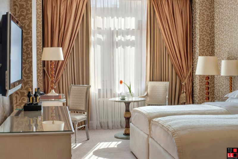 Профессиональная фотосъемка номера отеля с естественным и искусственным светом. Фотограф Кирилл Толль создает привлекательные образы для гостиниц Москвы, Подмосковья и всей России. Услуги фотосъемки в Одинцово, Красногорске, Химках и других городах.