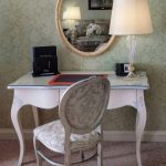 Вертикальная фотография номера отеля, подчеркивающая пространство. Кирилл Толль - профессиональный фотограф интерьеров для гостиничного бизнеса. Работаем в разных районах Подмосковья: Домодедово, Раменское, Жуковский.